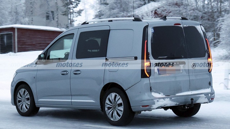 Прототип нового Volkswagen Caddy 2027 засняли на фото. Ему приписывают&nbsp;обновленную гибридную систему, улучшенную подвеску и большой сенсорный экран